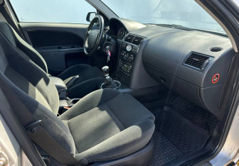 Подержанный автомобиль Ford Mondeo Sedan 2003 года (13 фото)