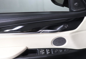 Подержанный автомобиль BMW X6 2015 года (20 фото)