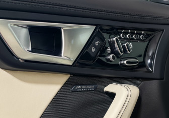 Подержанный автомобиль Jaguar F-Type Coupe 2015 года (14 фото)