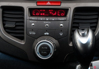 Подержанный автомобиль Honda Odyssey Compactvan 2004 года (13 фото)