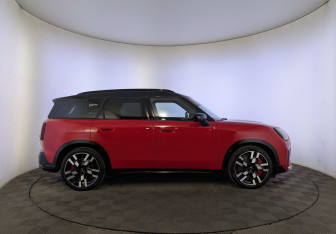 Подержанный автомобиль MINI Countryman 2024 года (4 фото)