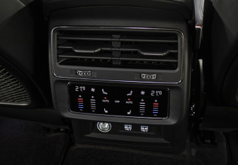 Подержанный автомобиль Audi Q8 2019 года (22 фото)