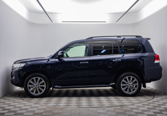 Подержанный автомобиль Toyota Land Cruiser Suv 2017 года (8 фото)