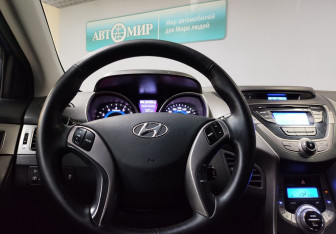 Подержанный автомобиль Hyundai Elantra Sedan 2012 года (15 фото)