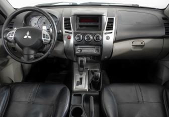 Подержанный автомобиль Mitsubishi Pajero Sport 2014 года (11 фото)