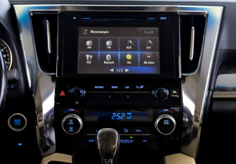 Подержанный автомобиль Toyota Alphard 2018 года (16 фото)