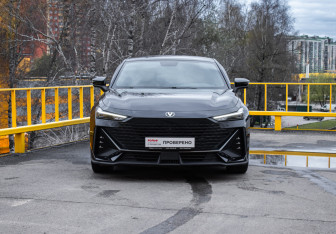 Подержанный автомобиль Changan UNI-V 2022 года (2 фото)