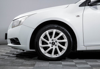 Подержанный автомобиль Chevrolet Cruze Sedan 2011 года (13 фото)