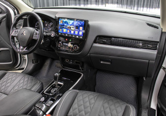 Подержанный автомобиль Mitsubishi Outlander 2022 года (11 фото)