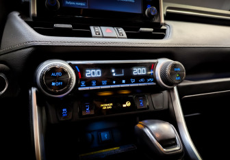 Подержанный автомобиль Toyota RAV4 2021 года (15 фото)