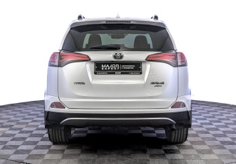 Подержанный автомобиль Toyota RAV4 2019 года (6 фото)