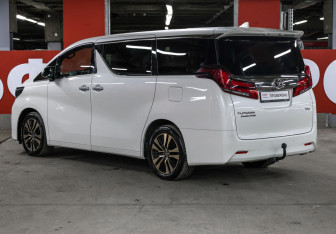 Подержанный автомобиль Toyota Alphard 2019 года (7 фото)