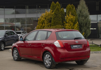 Подержанный автомобиль Kia Ceed Hatchback 2011 года (7 фото)
