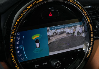 Подержанный автомобиль MINI Hatch 2024 года (16 фото)