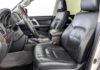 Подержанный автомобиль Toyota Land Cruiser Suv 2014 года (21 фото)