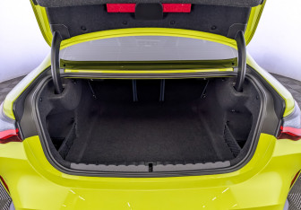 Подержанный автомобиль BMW M4 Coupe 2021 года (10 фото)