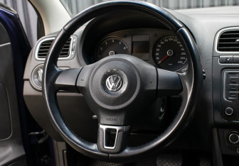 Подержанный автомобиль Volkswagen Polo Sedan 2013 года (17 фото)