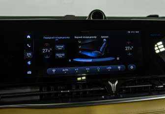 Подержанный автомобиль Voyah Dream 2023 года (18 фото)