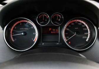 Подержанный автомобиль Peugeot 308 Hatchback 2010 года (13 фото)