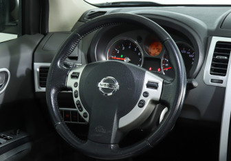 Подержанный автомобиль Nissan X-Trail 2008 года (15 фото)