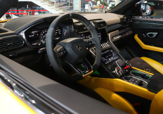 Подержанный автомобиль Lamborghini Urus 2022 года (36 фото)