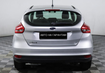 Подержанный автомобиль Ford Focus Hatchback 2016 года (4 фото)