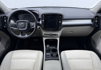 Подержанный автомобиль Volvo XC40 2018 года (12 фото)