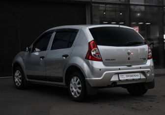 Подержанный автомобиль Renault Sandero 2013 года (7 фото)