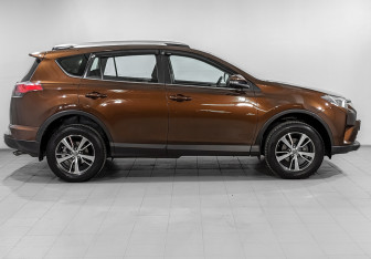 Подержанный автомобиль Toyota RAV4 2016 года (4 фото)