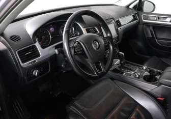 Подержанный автомобиль Volkswagen Touareg 2012 года (9 фото)