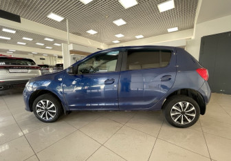 Подержанный автомобиль Renault Sandero 2015 года (8 фото)
