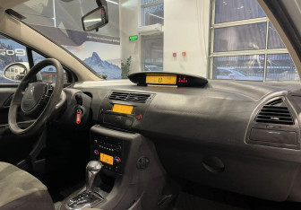 Подержанный автомобиль Citroen C4 Hatchback 2009 года (8 фото)