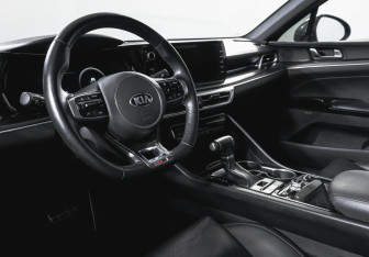 Подержанный автомобиль Kia K5 2020 года (14 фото)