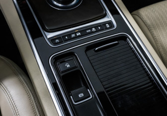 Подержанный автомобиль Jaguar XF Sedan 2017 года (16 фото)