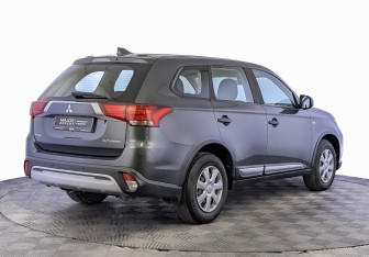 Подержанный автомобиль Mitsubishi Outlander 2019 года (5 фото)