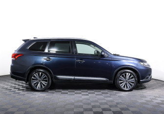 Подержанный автомобиль Mitsubishi Outlander 2019 года (4 фото)