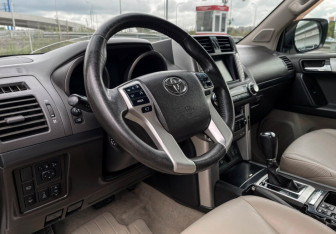 Подержанный автомобиль Toyota Land Cruiser Prado 2012 года (13 фото)