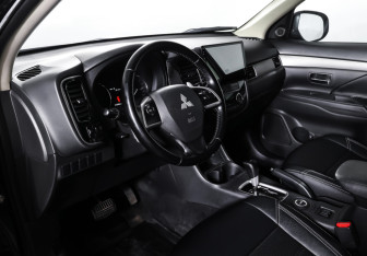 Подержанный автомобиль Mitsubishi Outlander 2014 года (15 фото)