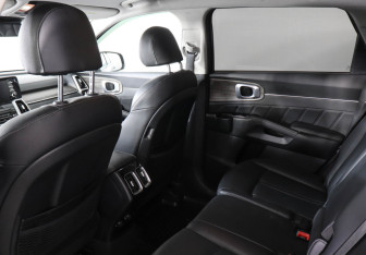 Подержанный автомобиль Kia Sorento 2022 года (12 фото)