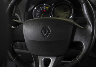 Подержанный автомобиль Renault Fluence 2012 года (18 фото)