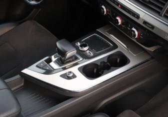 Подержанный автомобиль Audi Q7 2015 года (15 фото)