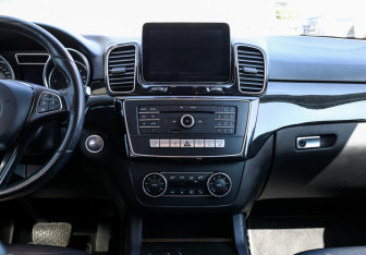 Подержанный автомобиль Mercedes-Benz GLE 2016 года (15 фото)