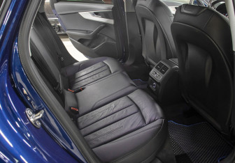 Подержанный автомобиль Audi A4 Sedan 2017 года (12 фото)