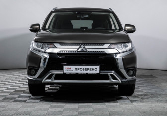 Подержанный автомобиль Mitsubishi Outlander 2019 года (2 фото)