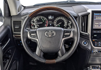 Подержанный автомобиль Toyota Land Cruiser Suv 2015 года (22 фото)