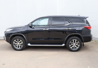 Подержанный автомобиль Toyota Fortuner 2018 года (8 фото)
