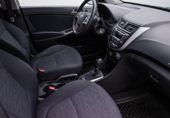 Подержанный автомобиль Hyundai Solaris Hatchback 2015 года (9 фото)