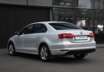 Подержанный автомобиль Volkswagen Jetta Sedan 2011 года (7 фото)