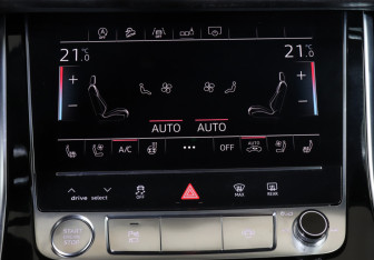 Подержанный автомобиль Audi Q8 2018 года (21 фото)