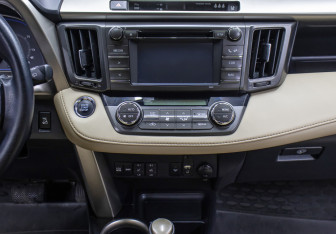 Подержанный автомобиль Toyota RAV4 2014 года (14 фото)